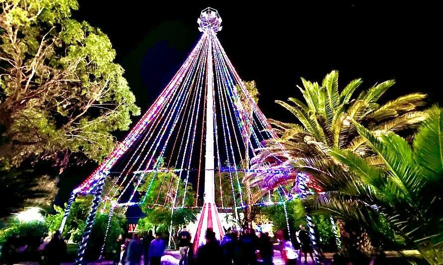 Entre villancicos y viejo pascuero El Salvador encendió el árbol navideño más grande de Atacama