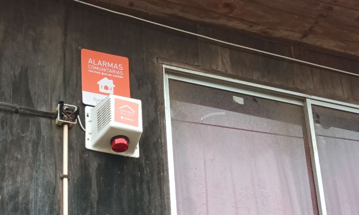 Codelco Ventanas entrega alarmas comunitarias a vecinos de Villa Ester