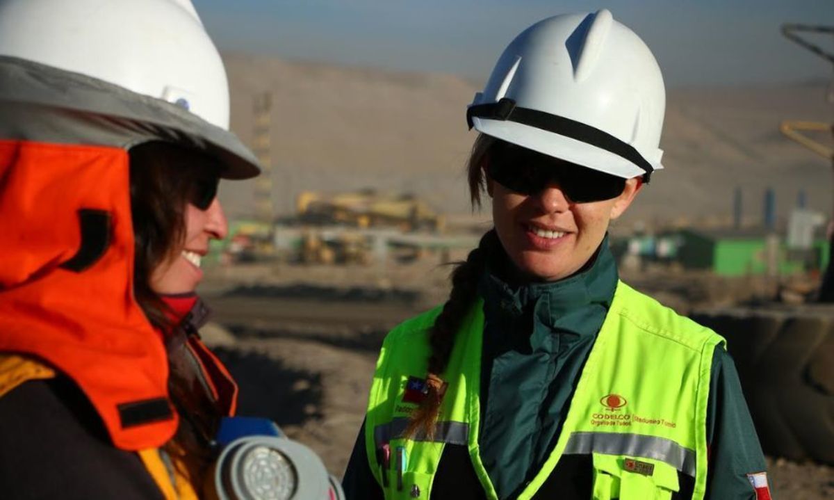 Participación de mujeres en minería llega a 18% y contratación alcanza récord histórico paritario