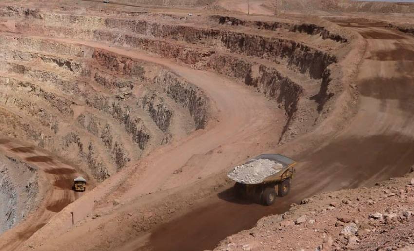 Trabajadores Minera Centinela realizan exitosa maniobra de retiro de camión de alto tonelaje