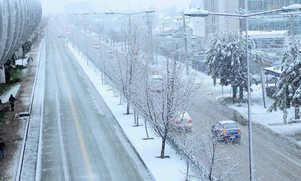 SEC emite multa contra Enel por cortes de luz durante nevazón en Santiago