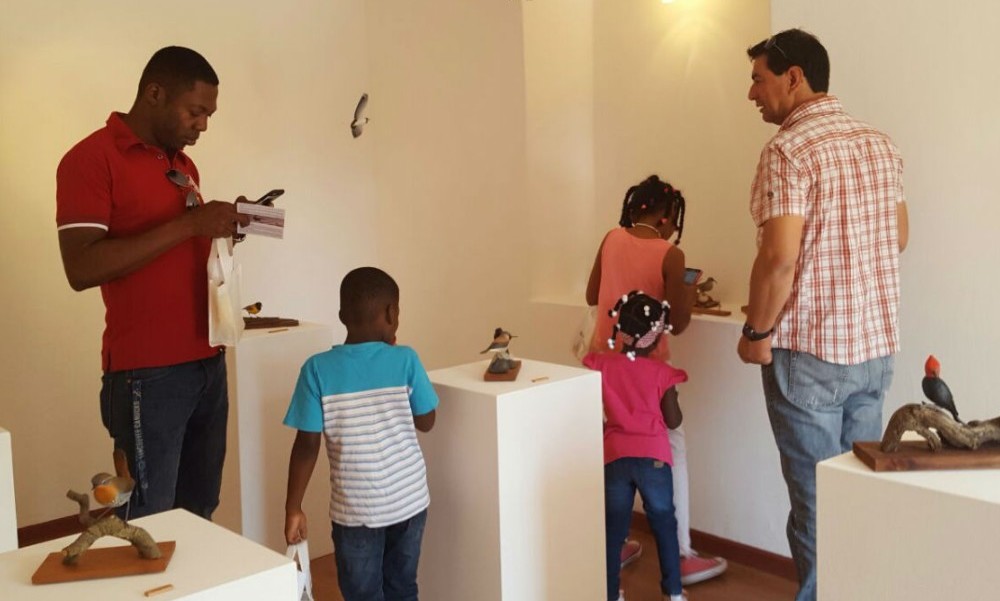 Exposición sobre aves chilenas sorprendió a habitantes de San Pedro de Atacama