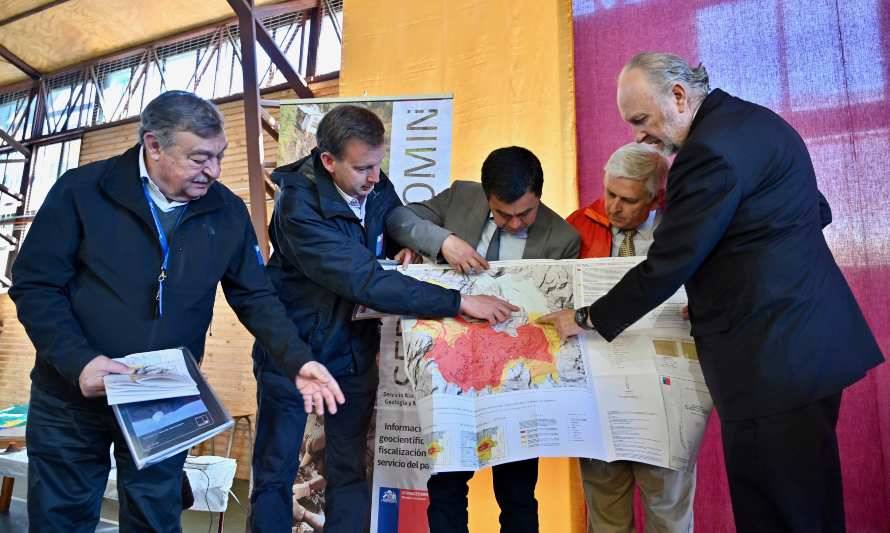 Ministerio de Minería entregó mapa de peligro de activo grupo volcánico en la Región de Los Ríos