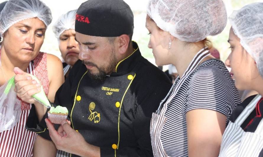 Loinas participan en curso de repostería navideña implementado por Minera El Abra