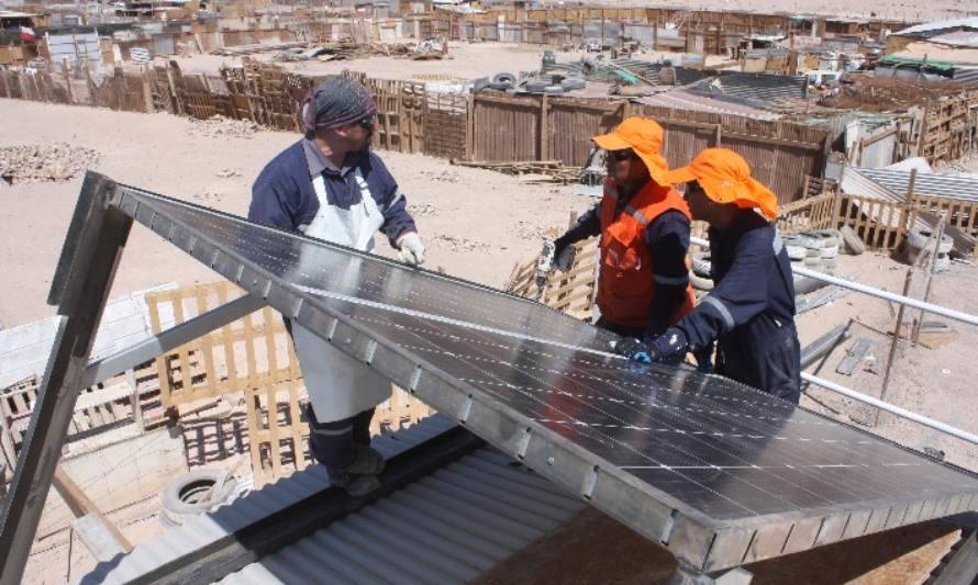 Familias en situación de campamento completaron curso de paneles fotovoltaicos