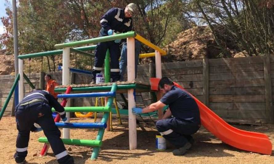 Trabajadores de Codelco Ventanas participaron en hermoseamiento de plaza en Los Maitenes