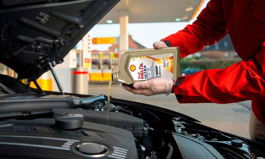 Expertos Shell recomiendan revisar el estado del aceite del motor para evitar daños irreparables en el vehículo