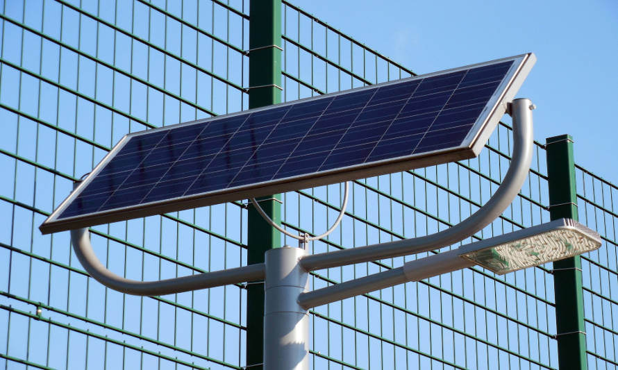 Junta de vecinos de la comunidad Flor de Alfalfa de Calama instalaron postes solares