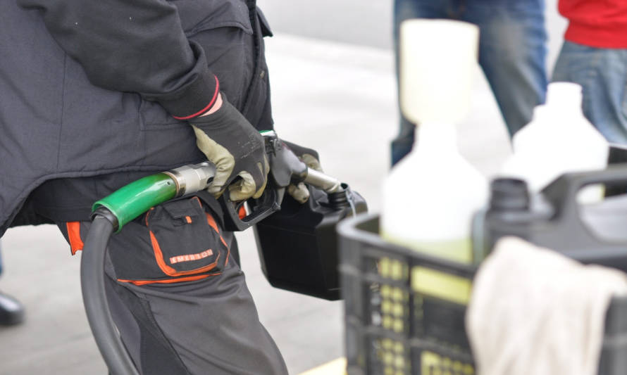 Combustibles caen hasta $25 por litro