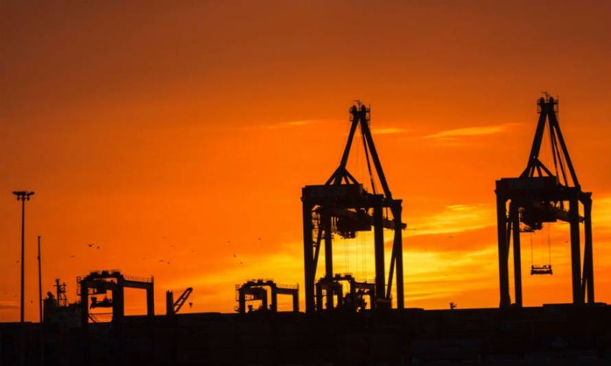 Productores de petróleo firman acuerdo para sostener el precio del barril de crudo