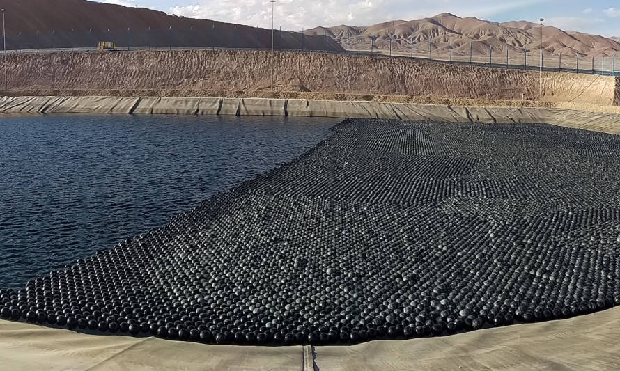 Barrier Ball: esferas que reducen la evaporación del agua en minería