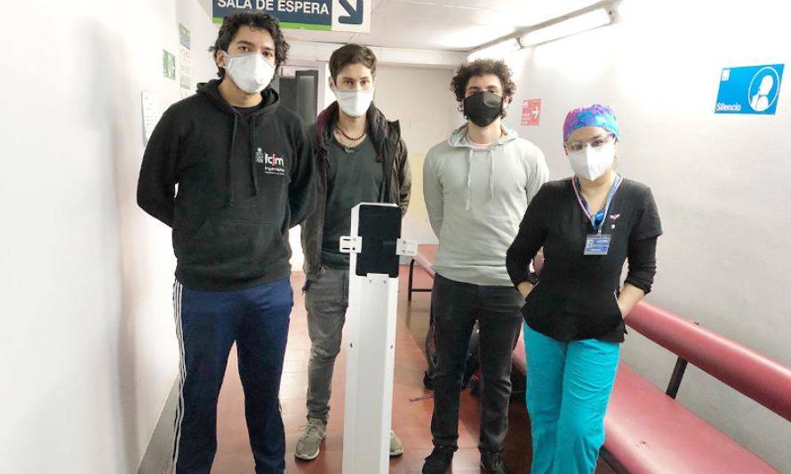 Universidad de Chile creó robot que promueve la teleasistencia en pacientes aislados