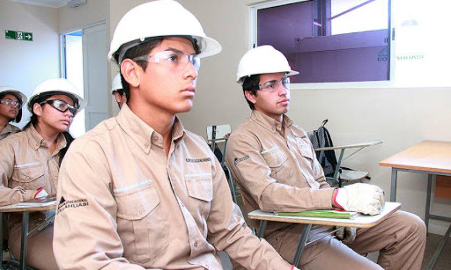 4 profesores del Liceo Juan Pablo II de Alto Hospicio alcanzan la más alta evaluación docente MINEDUC