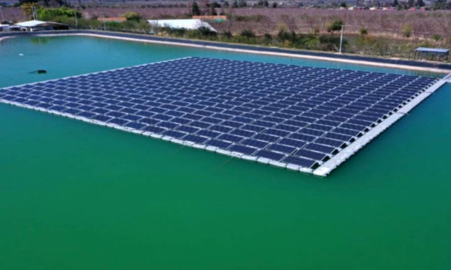 Inauguran planta solar flotante más grande de Chile