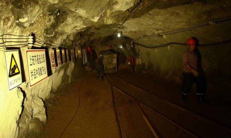 Mineros chinos siguen atrapados tras explosión en mina de oro