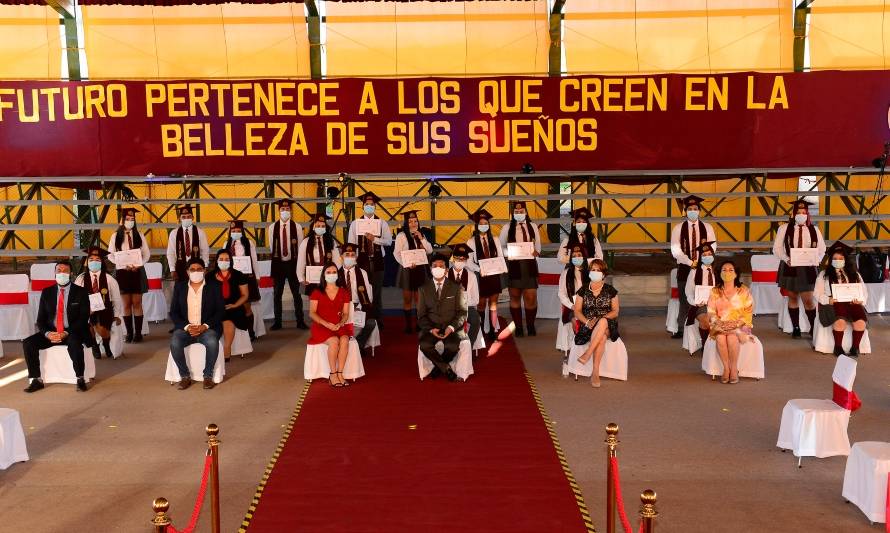 86 jóvenes del Liceo de Pica recibieron sus licencias de cuarto medio