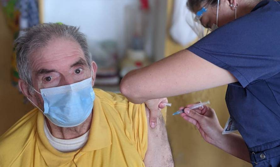 Hospital comenzó vacunación de pacientes postrados con el apoyo de Codelco Ventanas 