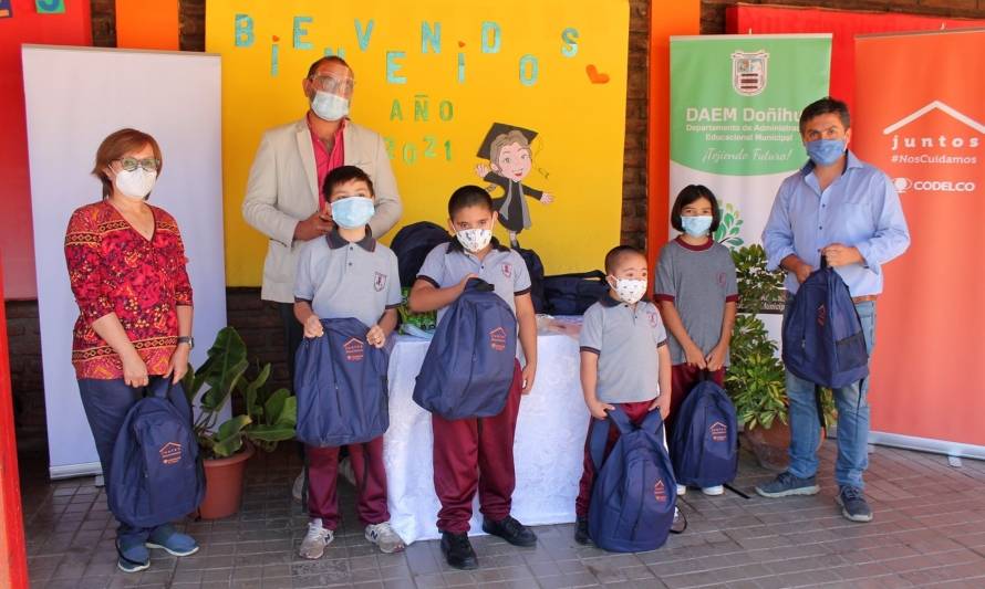 El Teniente entregó mochilas con kits sanitarios a niñas y niños de Doñihue