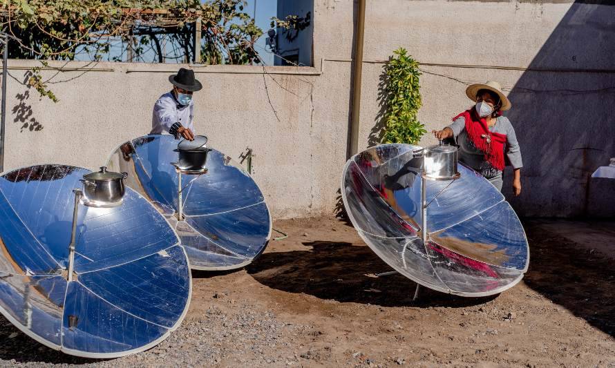 Emprendedora de Pica utiliza la energía solar para potenciar su oferta culinaria ancestral