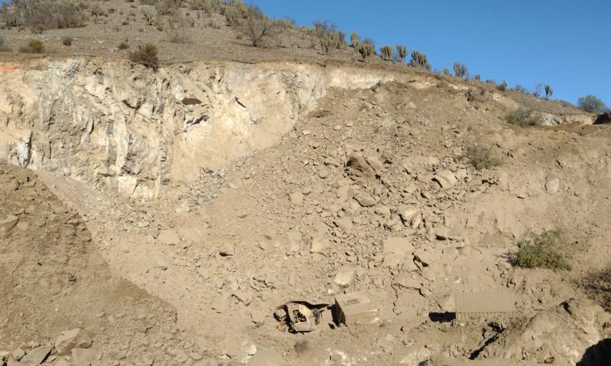 Derrumbe deja a trabajadores atrapados en faena minera de Ovalle