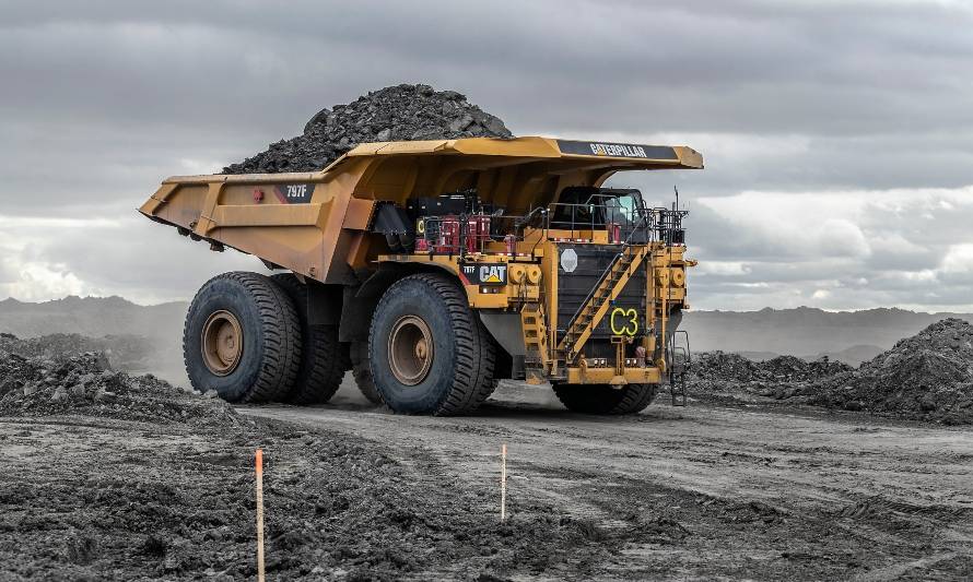 Escuela de simulación capacita a distancia a operadores y operadoras de camiones mineros