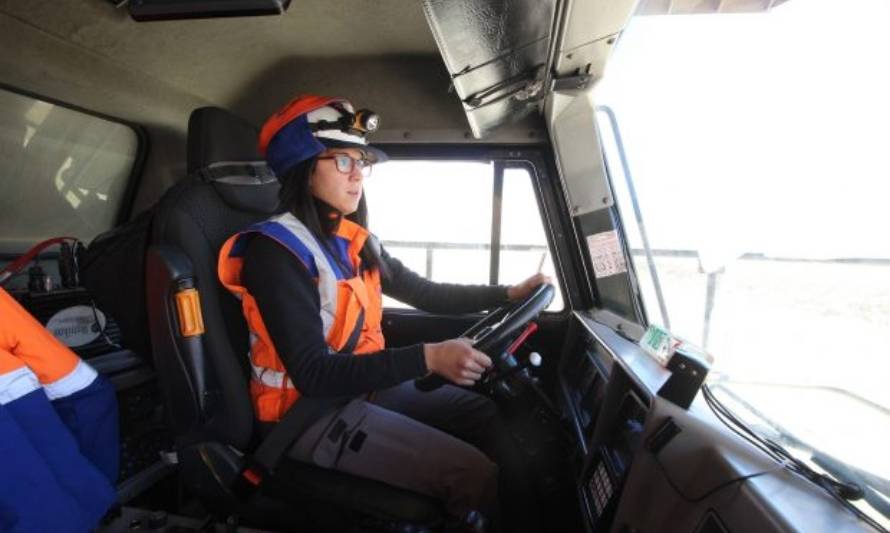 20 mujeres de comunidades de Alto El Loa se capacitaron como operadoras de camión de extracción