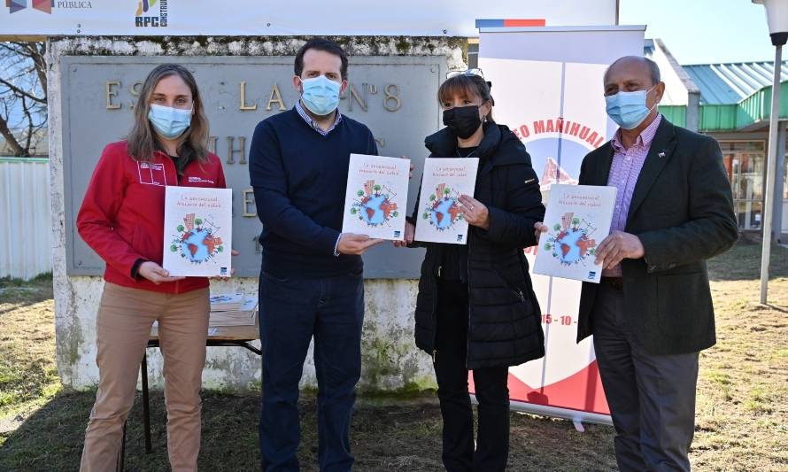 Donan libros para acercar la minería a estudiantes de Aysén