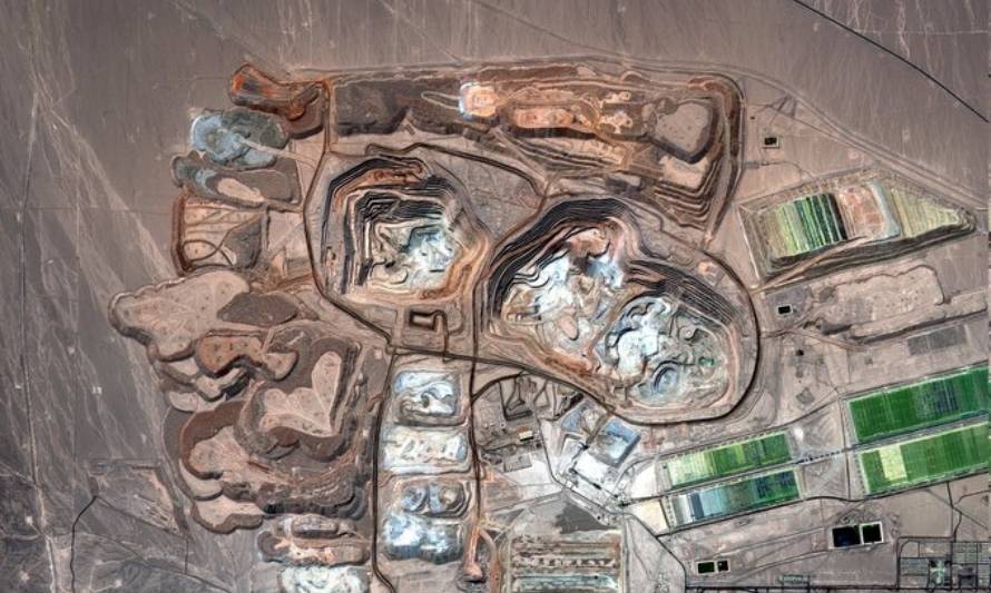 Defensa y Minería firman acuerdo para recopilar información geológica desde el espacio