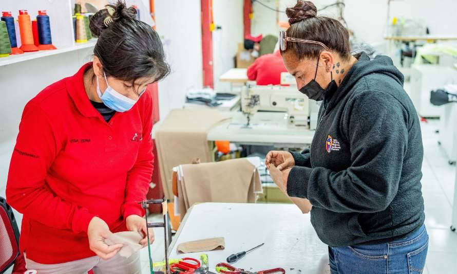 Costureras del litoral sur de Iquique visitan empresa de confección de ropa