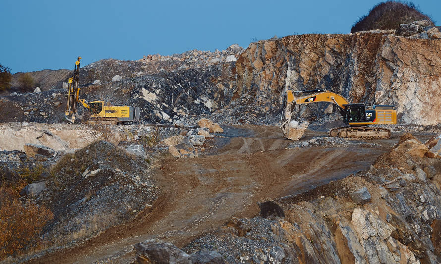 Acciones de Hochschild Mining caen más de 50% tras anuncio de cierre de minas