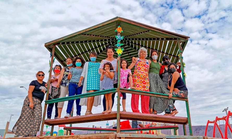 Mujeres de Chanavayita rescatan tradición pampina de confección de flores de hojalata