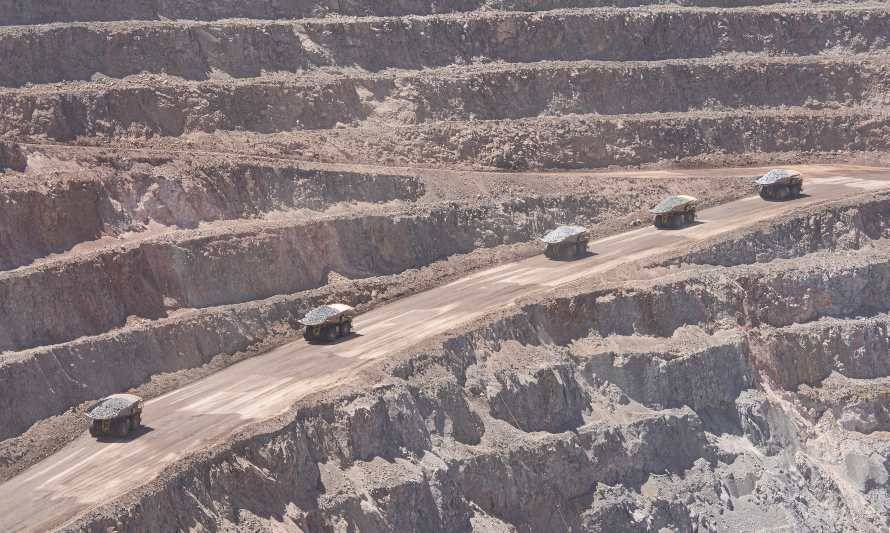 Sierra Gorda SCM y Komatsu firman nuevo acuerdo para la mantención de camiones mineros