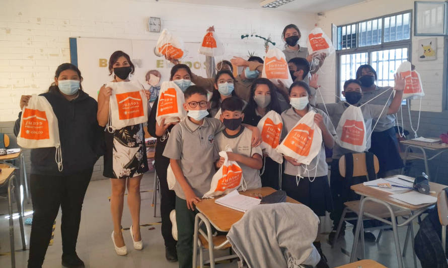 Codelco Andina entregó kits sanitarios a estudiantes de sus comunidades vecinas