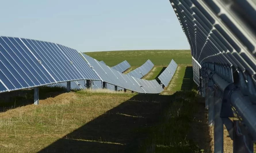 Tecnología de seguimiento solar para plantas fotovoltaicas evita remoción de tierra