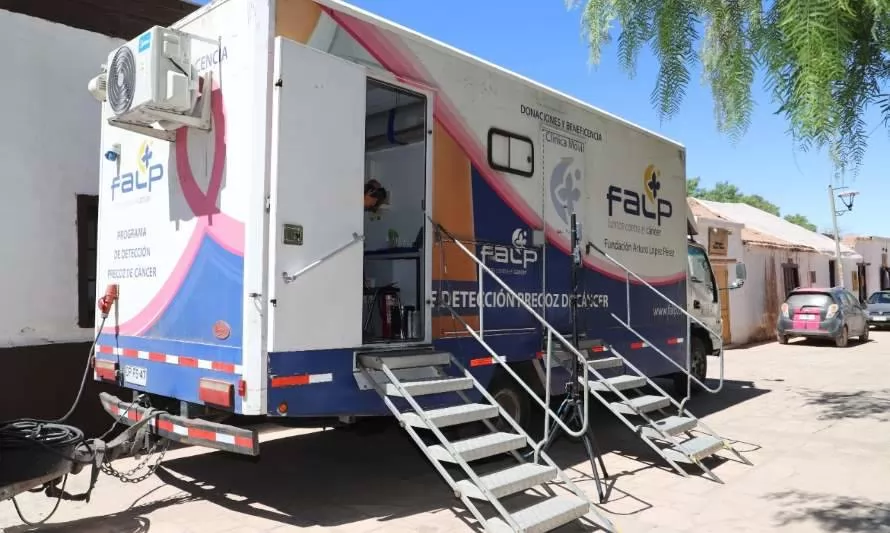 Clínica móvil llega a San Pedro de Atacama para realizar mamografías
