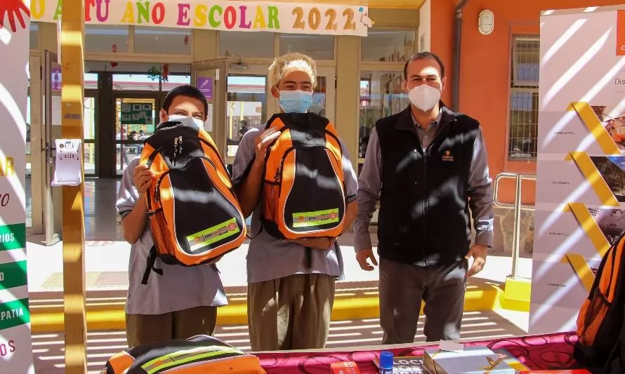 Trabajadores y trabajadoras de Gabriela Mistral donaron mochilas a estudiantes de San Pedro de Atacama