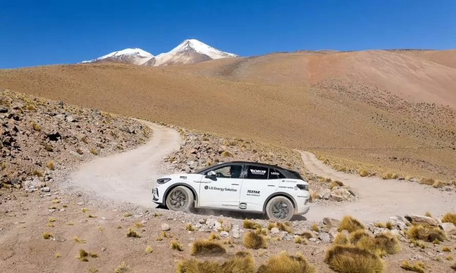 Auto eléctrico logra récord mundial de altitud en Bolivia 