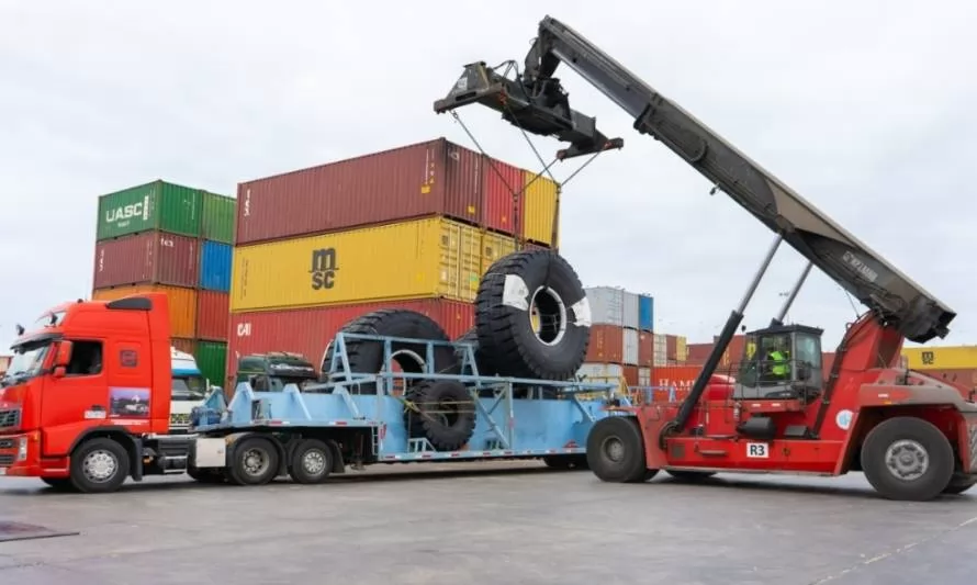 Terminal Puerto Arica logra récord de movilización de contenedores con neumáticos para minería de Perú