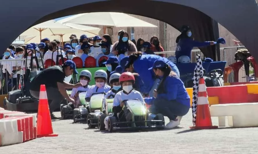 Niños y niñas de San Pedro de Atacama vivieron la experiencia de la electromovilidad junto al piloto nacional Eliseo Salazar