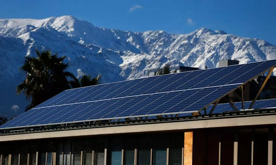 El Abra entrega siete paneles solares a proyecto de mejora de producción agrícola
