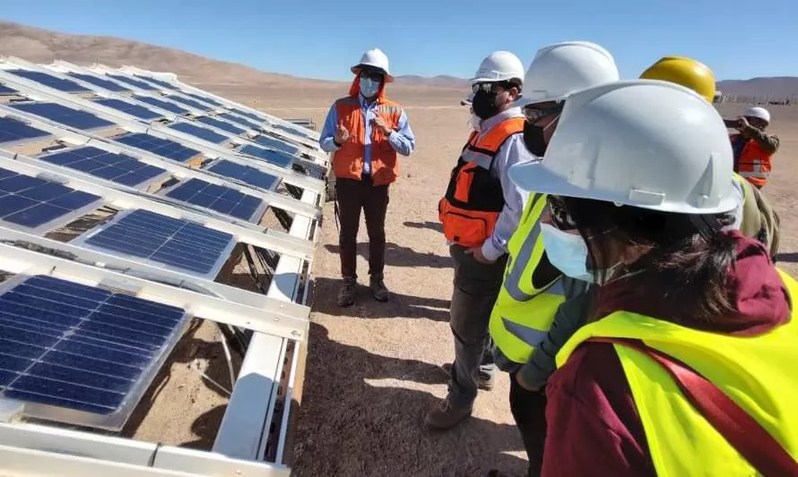Estudiantes y académicos visitaron Planta Solar del Desierto de Atacama