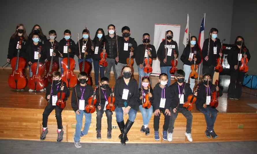 Integrantes de la Orquesta de Niños del Altiplano reciben instrumentos