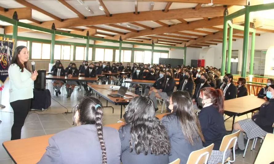 Más de 150 alumnas del colegio Don Bosco participaron de charla sobre rol de la mujer en minería impartida por El Abra