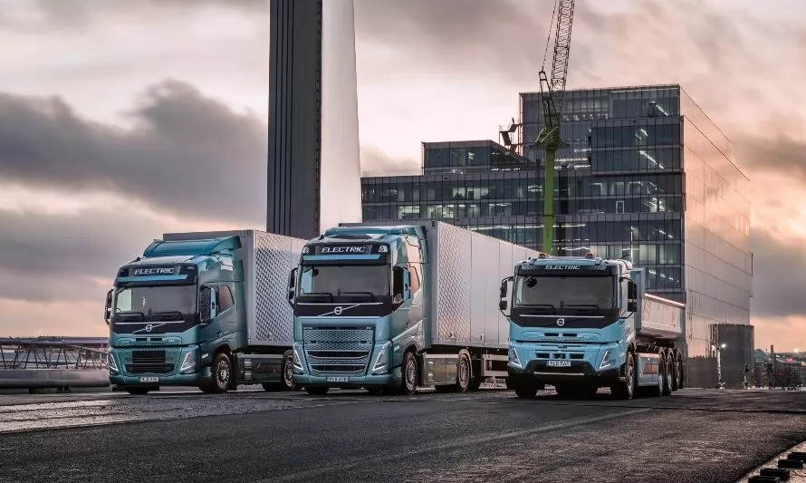 Volvo inicia la producción en serie de sus camiones eléctricos de carga pesada en Europa