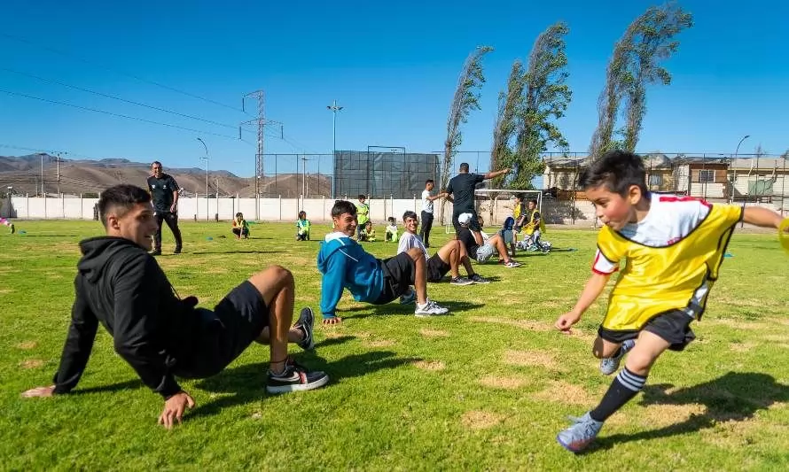 Clínica de fútbol auspiciada por Kinross reunió a niños y jóvenes con Deportes Copiapó