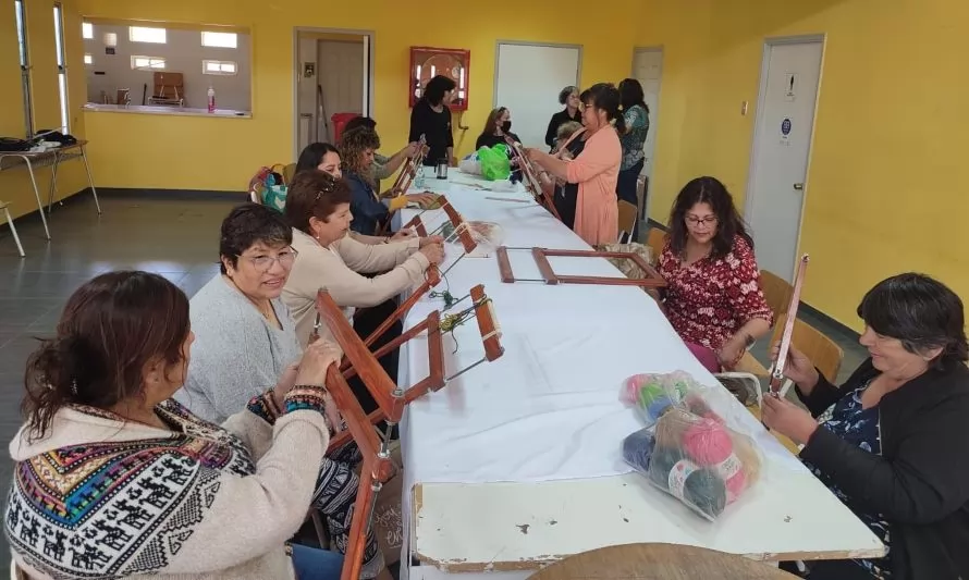 Con taller de telar FCAB revive el Patrimonio Andino con mujeres de Calama