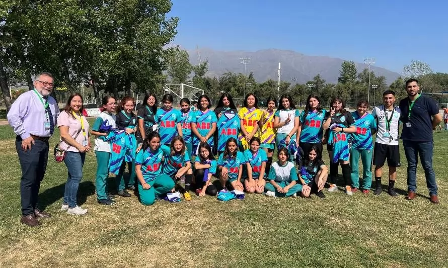 ABB en Chile promueve equidad de género donando uniformes deportivos a equipos infantiles
