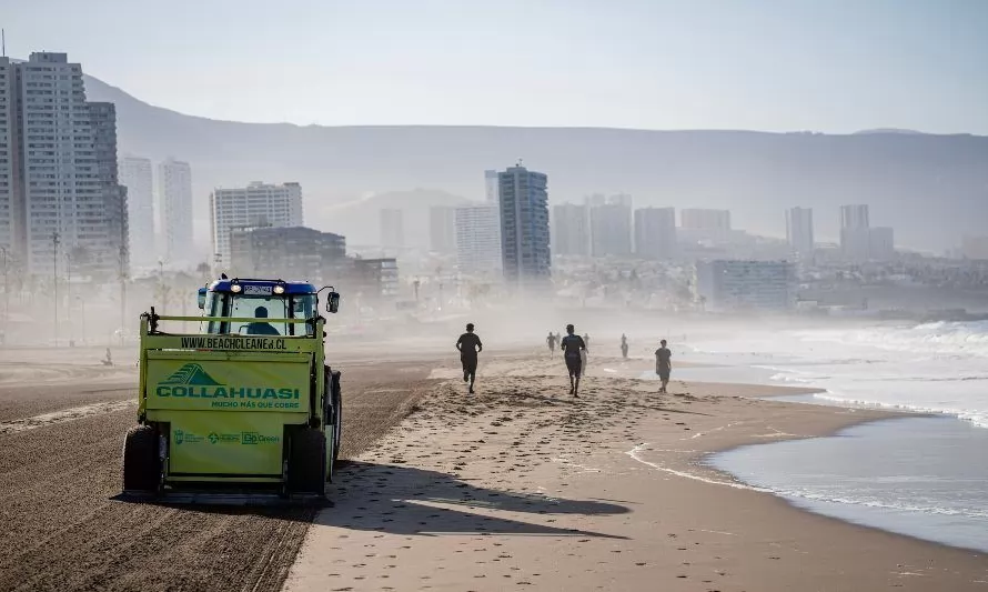 Iquique se prepara para el verano: máquina limpiadora de playas ha retirado más de 410 toneladas de residuos