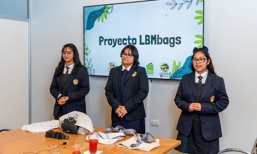 Estudiantes del Liceo Juan Pablo II de Alto Hospicio crean mochilas con residuos de cinturones y airbags