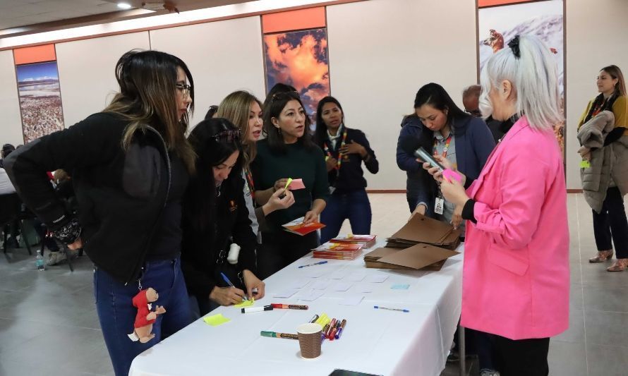 Ministro Hales impulsa escuela de mujeres líderes interesadas en Minería 